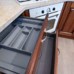 dettaglio-cassetto-cucina-lube-laura-abitare-pesolino-fuori-tutto-cucine-casarano-lecce